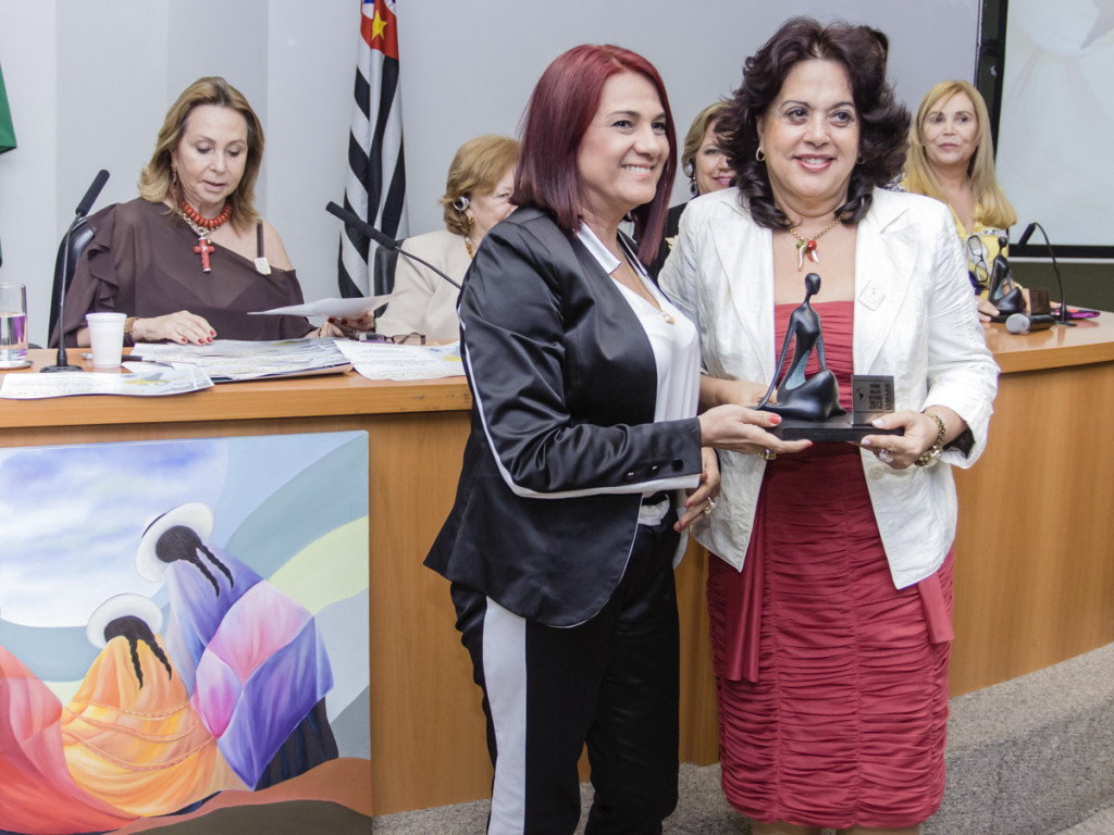 A jornalista Gigi Accioly entregando o premio a medica Gilva Ramos