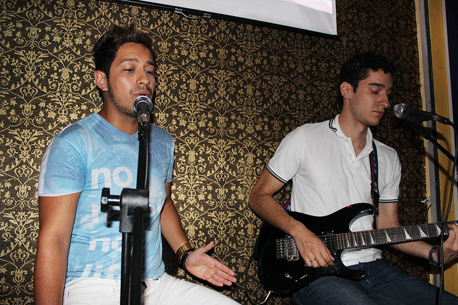 Emerson Nogueira apresentou um pocket show com muita MPB
